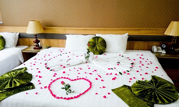 mẫu tấm trang trí giường khách sạn đẹp 